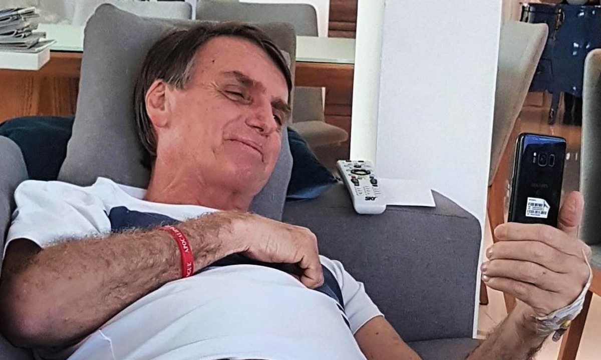 Deitado, Bolsonaro mexe no celular - Foto: Reprodução/Instagram