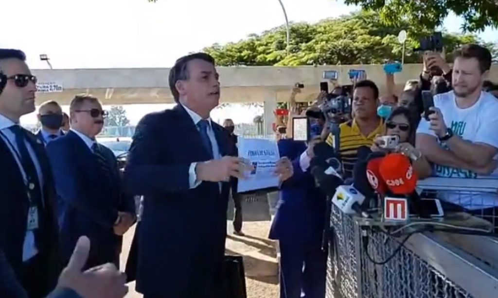 Bolsonaro desdenha de agressão a enfermeiros e diz “cala a boca” a jornalistas
