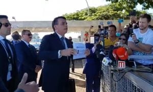 Bolsonaro desdenha de agressão a enfermeiros e diz 