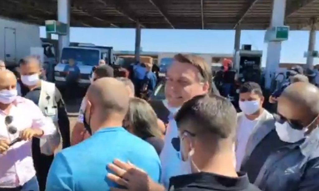 Bolsonaro volta a causar aglomeração e usa máscara de forma errada
