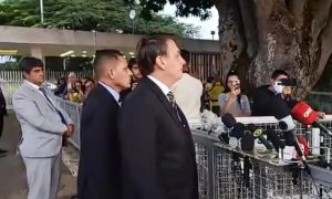 Bolsonaro defende volta do futebol: “A maioria aí ganha na faixa de 10 mil”