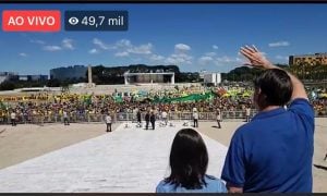 Sem levar em conta pandemia, Bolsonaro causa nova aglomeração no Planalto