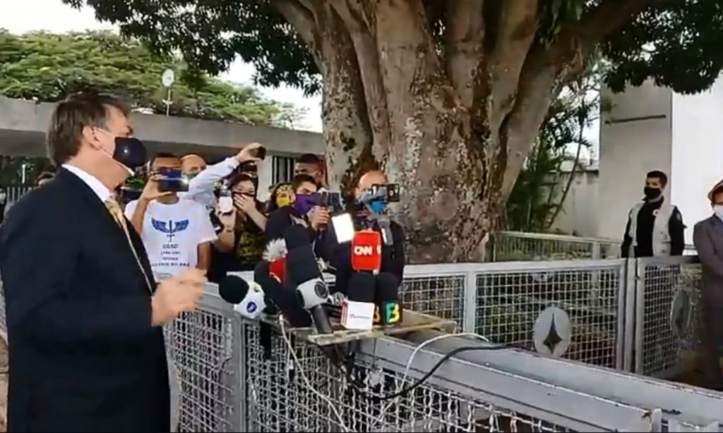 Bolsonaro desconversa sobre ter citado Polícia Federal: “está a palavra PF”