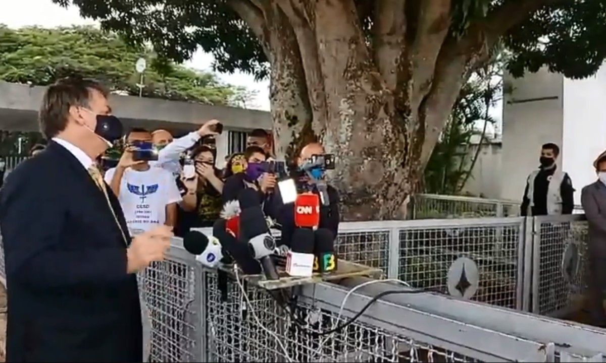 Bolsonaro desconversa sobre ter citado Polícia Federal: “está a palavra PF”