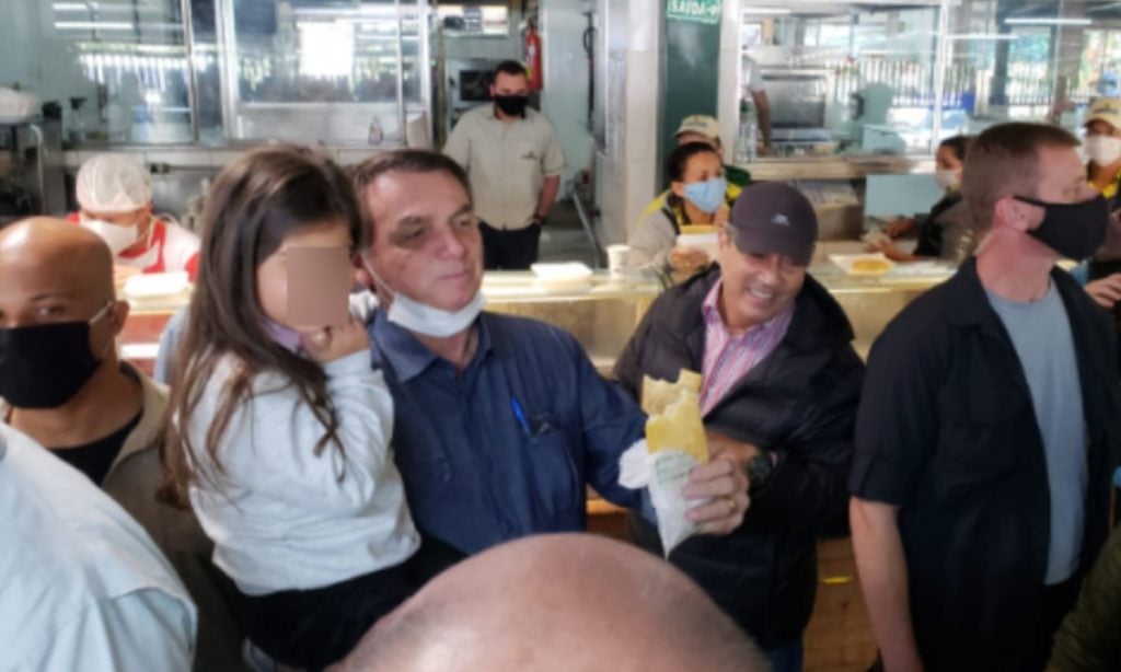 Bolsonaro volta a provocar aglomerações ao ir em lanchonete