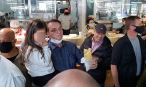 Bolsonaro volta a provocar aglomerações ao ir em lanchonete