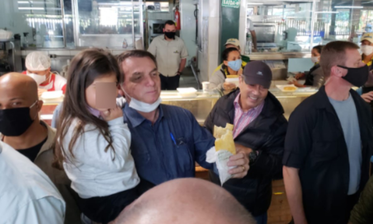 Bolsonaro volta a provocar aglomerações ao ir em lanchonete