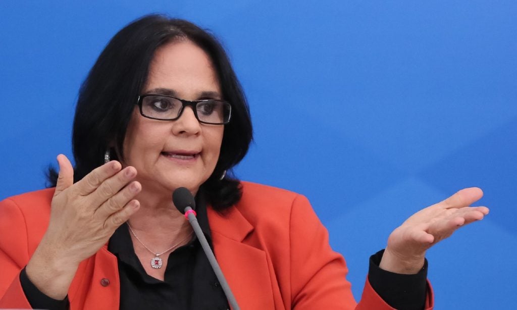 Com apoio de Michelle, Damares anuncia candidatura avulsa ao Senado no DF