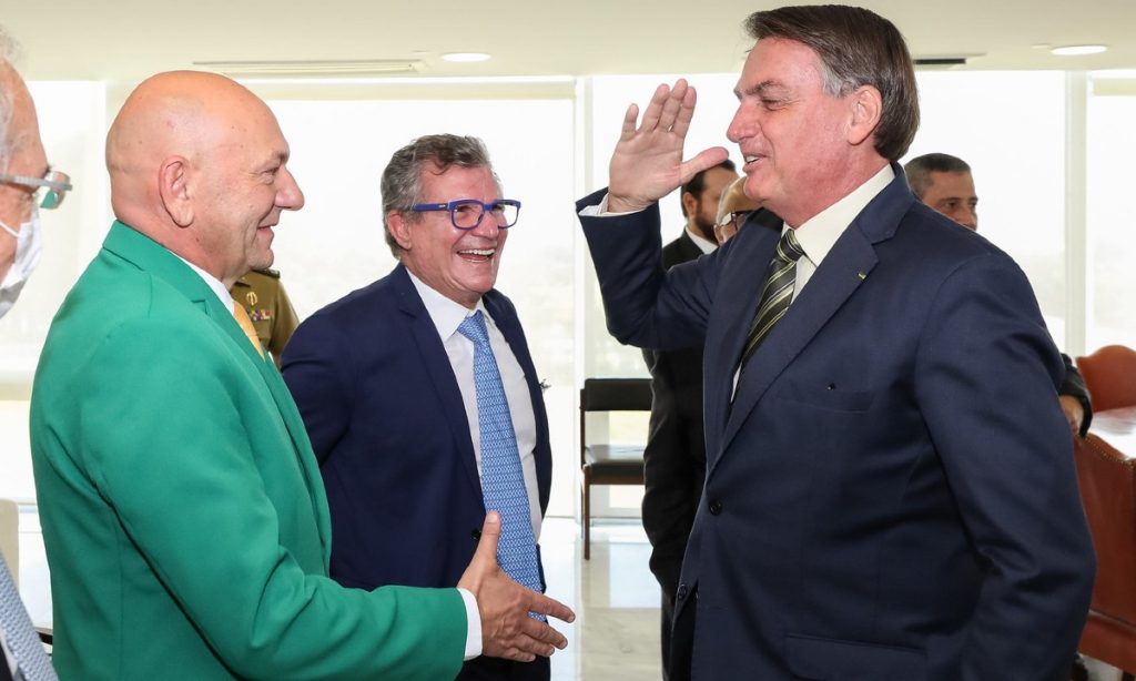 Aliado de Bolsonaro, Luciano Hang enviou caminhões para ato golpista, segundo PRF