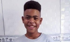 Menino de 14 anos morre após ser baleado dentro de casa pela polícia no RJ