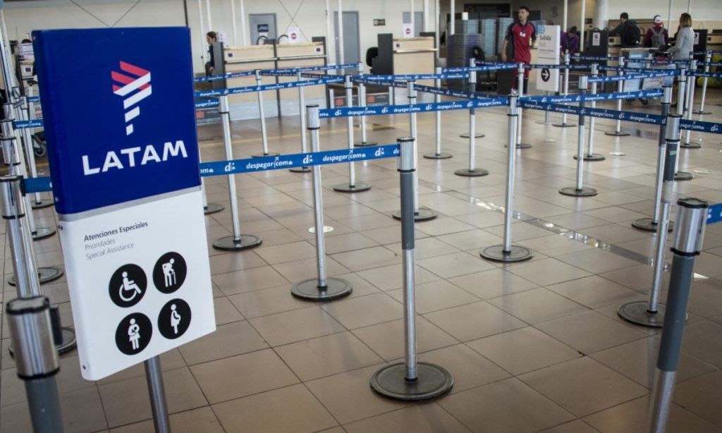 Passageiro é expulso de avião após ofensa homofóbica a comissário