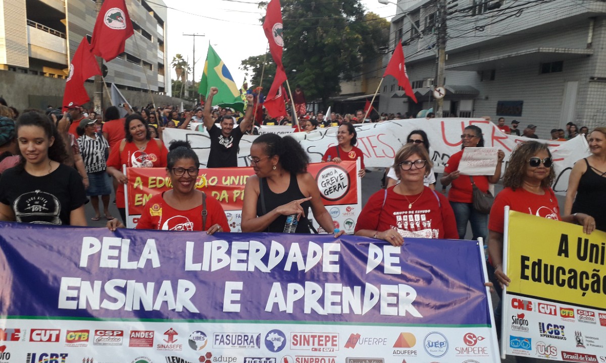 Manifestação pela educação em Pernambuco. Foto: Eduardo Amorim 