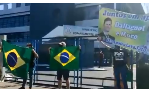 Em frente à PF, apoiadores de Moro e Bolsonaro entram em confronto