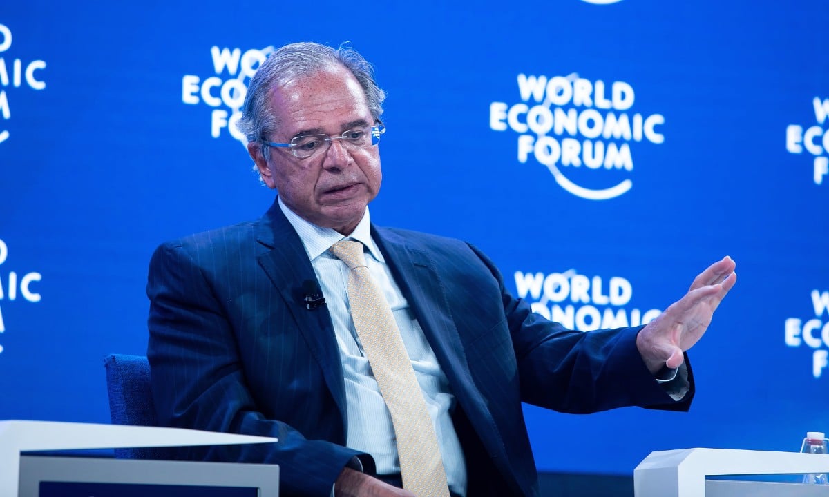 Paulo Guedes: alvo de fogo amigo no governo e de ação por dano moral