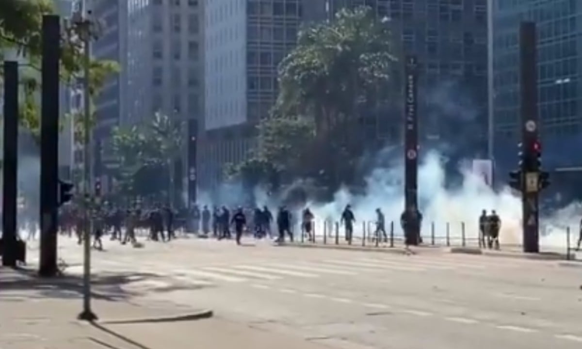 PM dispersa manifestação pró-democracia com bombas de gás na Paulista