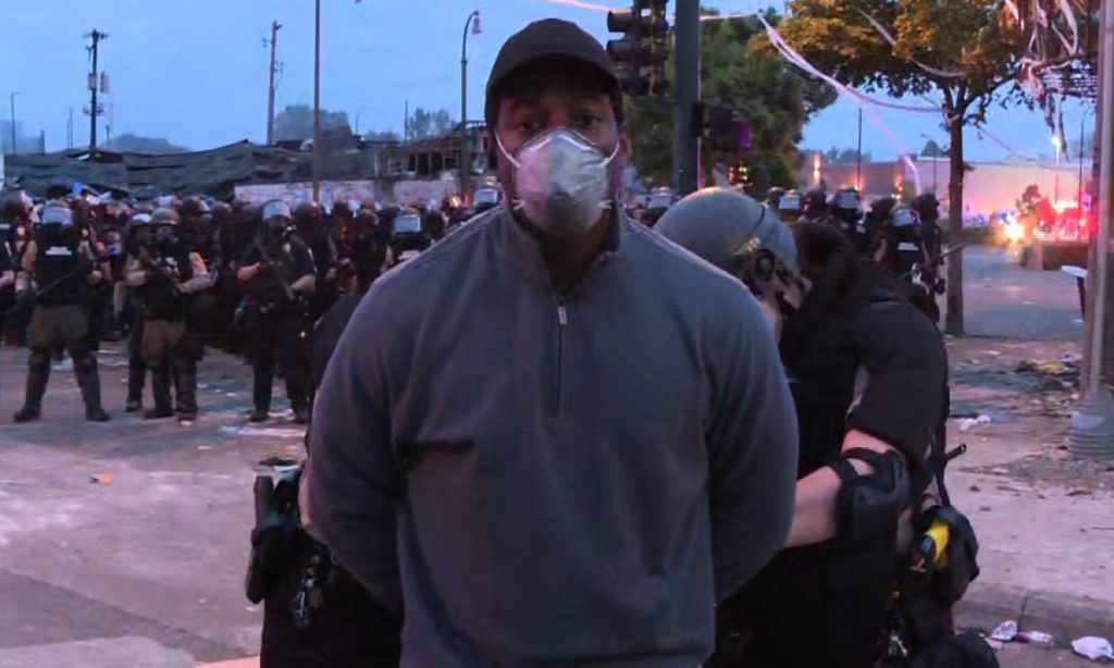 Repórter é preso ao vivo ao cobrir protestos pela morte de homem negro nos EUA