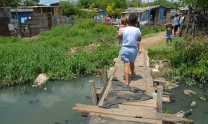 Pretos e pardos têm menor acesso a saneamento básico no Brasil, mostra IBGE