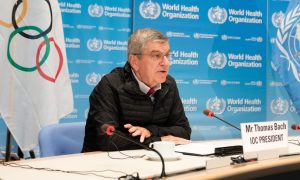 Olimpíada pode ser cancelada se pandemia não for controlada, diz Bach