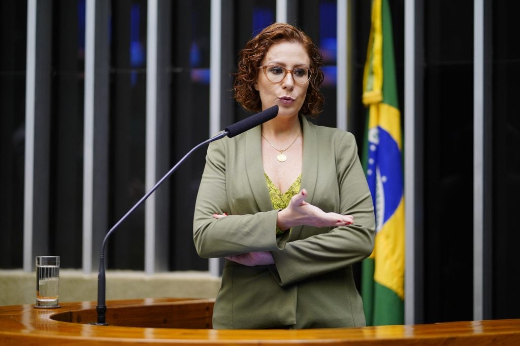 Zambelli prepara projeto para anistiar Daniel Silveira e permitir que ele concorra em outubro