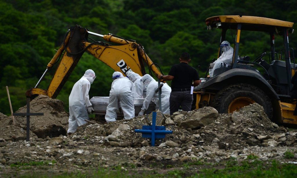 Mortes por covid-19 disparam na América Latina