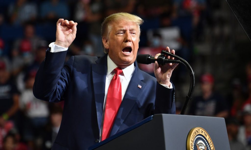 Trump admite que reduziu testes para esconder casos de covid-19