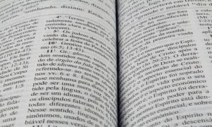 Câmara vota urgência de projeto que criminaliza o uso da palavra 'Bíblia' fora de contexto