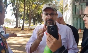 Sem máscara, Abraham Weintraub se reúne com apoiadores em Brasília