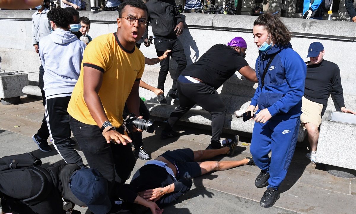 Antirracistas e extrema-direita protestam em Londres em clima tenso