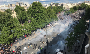 Polícia bloqueia marcha contra o racismo em Paris; protesto termina em violência