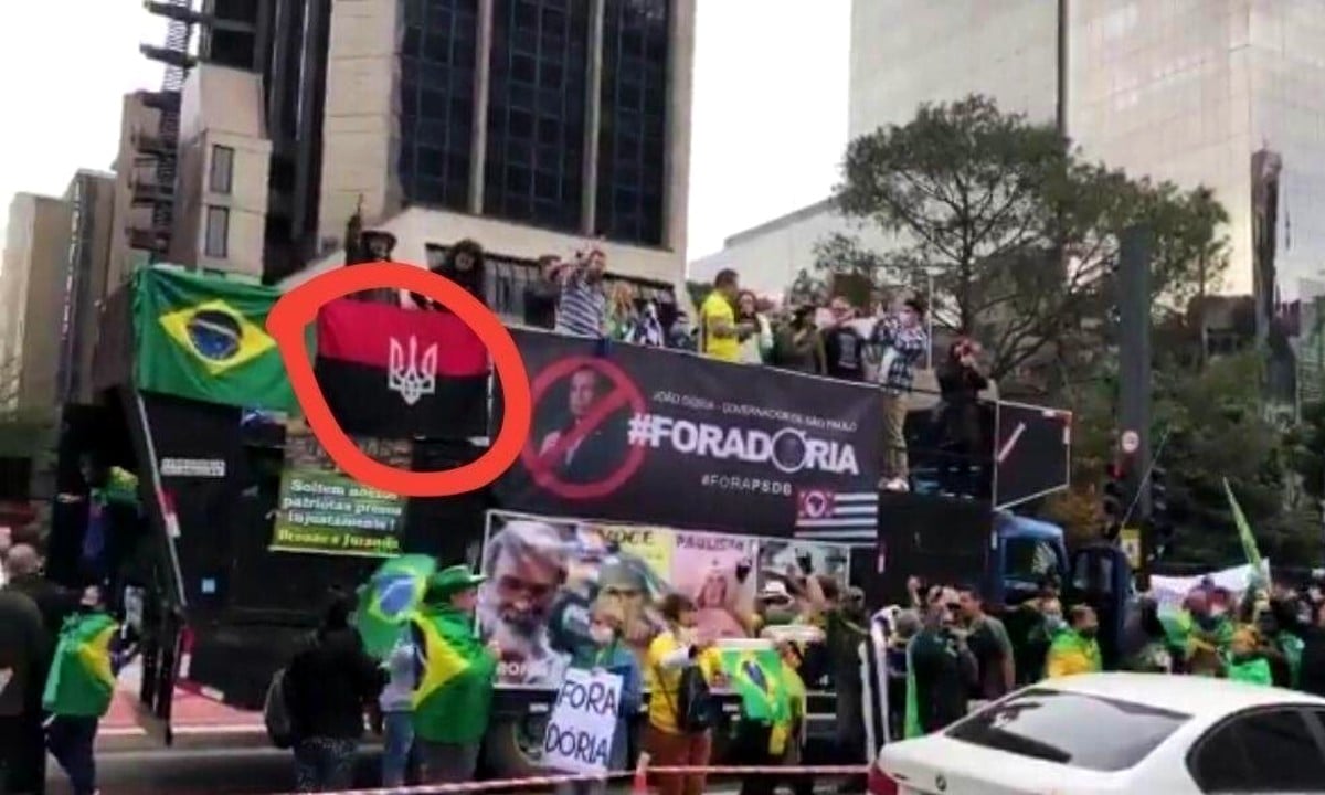 O que significa a bandeira de origem ucraniana usada em protestos bolsonaristas?