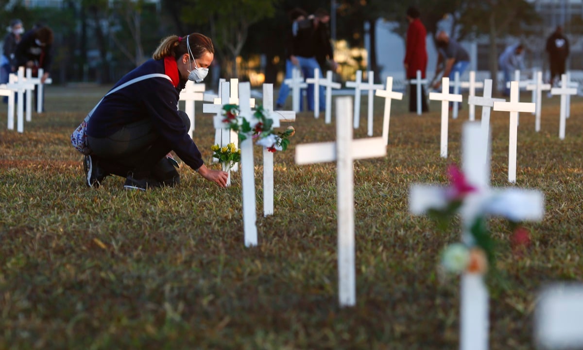 Homenagem a vítimas da covid-19 em Brasília. Foto: Sergio LIMA/AFP