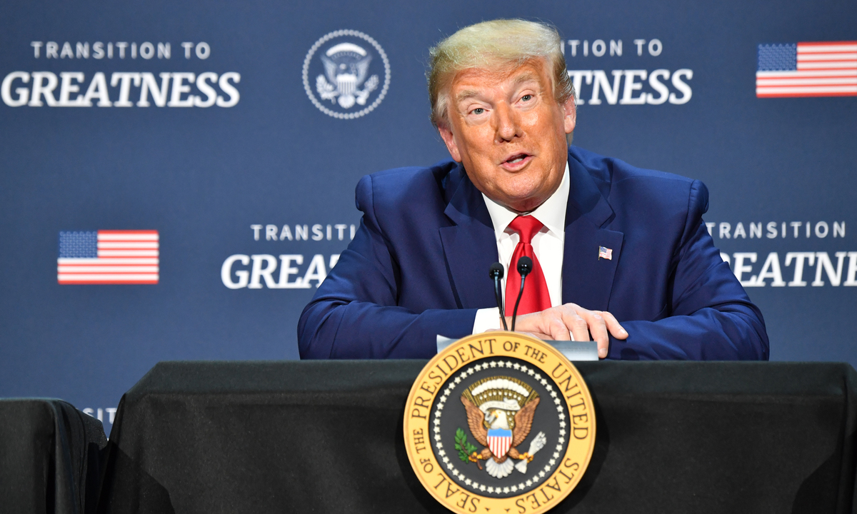 Senador republicano acusa Trump de “corrupção histórica” após indulto a ex-assessor