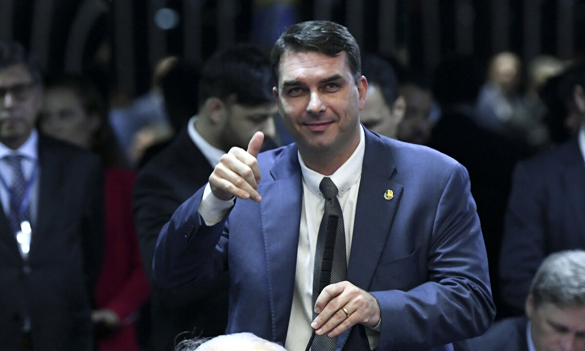 Rachadinhas: Ex-assessores de Flávio Bolsonaro sacaram ao menos R$ 7,2 milhões