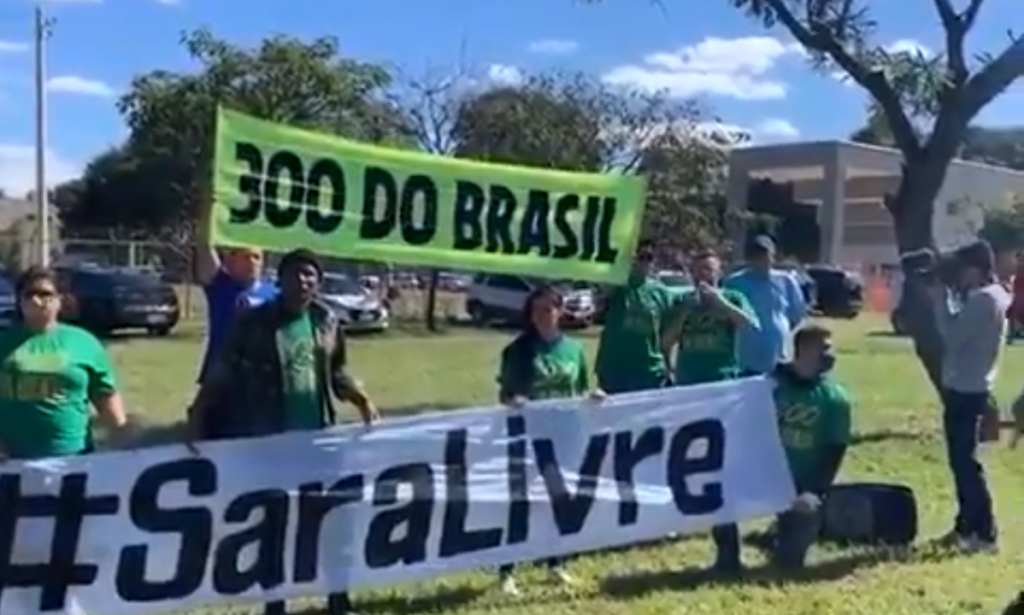 Grupo extremista solta fogos e pede liberdade para Sara Winter