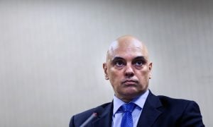 Moraes determina abertura de investigação contra Bolsonaro por vazamento de inquérito sigiloso