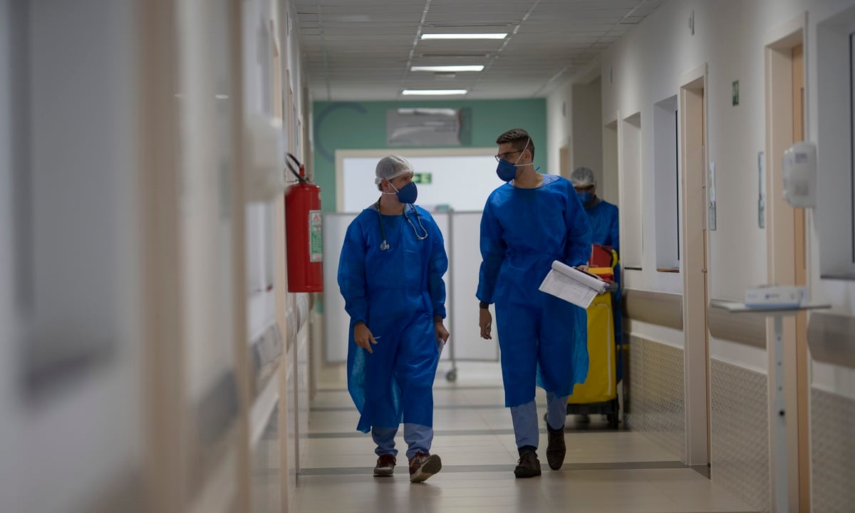 Covid-19: Brasil tem 2.371 mortes em 24 horas; média volta a subir