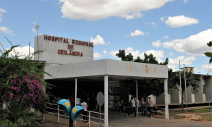 Homem protesta em hospital no DF e xinga profissional de saúde de