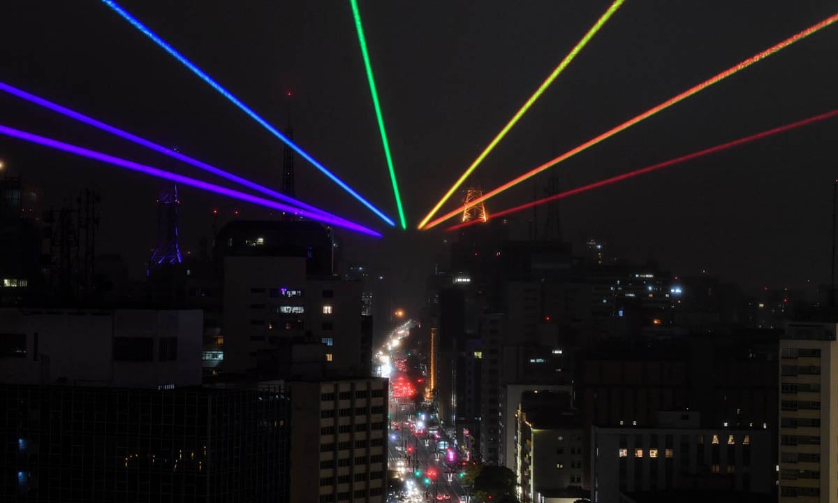 O arco íris visto à longa distância foi projetado na noite paulistana no último dia 14, data da Parada LGBTQI+, cancelada devido ao Covid 19. O arco íris foi obra artística de Yvette Mattern. Foto: Nelson Almeida/AFP 