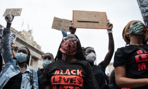 Emissoras de TV seguem silenciando as vozes negras sobre racismo no Brasil