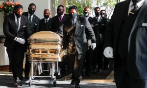 George Floyd, o símbolo dos protestos nos EUA, é enterrado em Houston