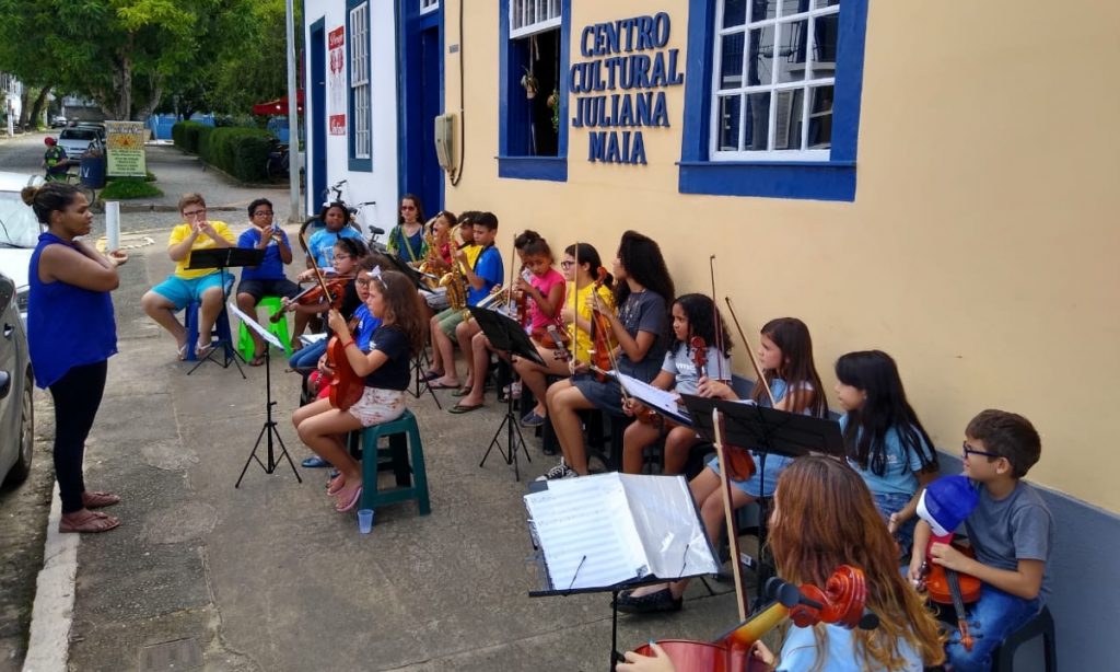 Em meio à epidemia, cantora tenta manter a arte viva na cidade da seresta