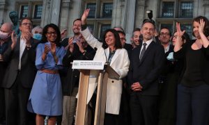Socialista Anne Hidalgo é reeleita à prefeitura de Paris
