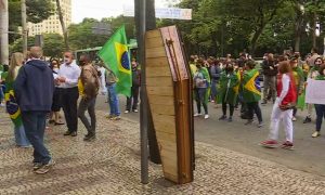 Manifestantes usam caixão para pedir reabertura de comércio em Belo Horizonte