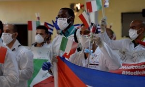 Cuba recebe como heróis médicos que retornam de missão na Itália