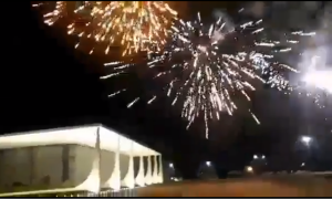 Grupo simula bombardeio com fogos de artifício em prédio do STF