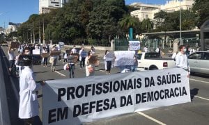 Profissionais da saúde realizam manifestação pró-democracia em SP