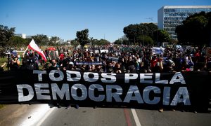 Brasília é palco de manifestação contra Bolsonaro