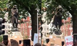 Britânicos destroem estátua de comerciante de escravos em protesto