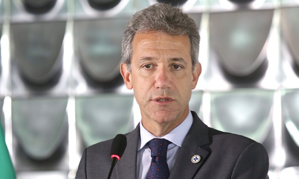 Ex-ministro da Saúde estima milhões de infectados e critica enfrentamento “às cegas”