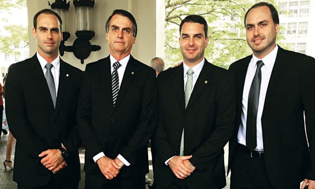 Carlos ignora operação contra Bolsonaro; Flávio e Eduardo falam em perseguição
